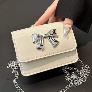 Mini sac à chaîne crème chic avec nœud métallique argenté et texture vintage