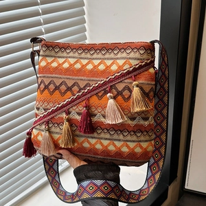 Sac bandoulière tissé bohème avec glands colorés et large bandoulière ethnique