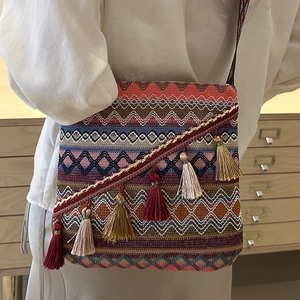 Grand sac à bandoulière bohème avec motifs géométriques colorés et pompons décoratifs