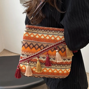 Sac bandoulière bohème tissé main avec motifs géométriques et pompons décoratifs