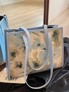 Grand sac cabas à imprimé floral avec garnitures en cuir bleu clair vu à 45 degrés