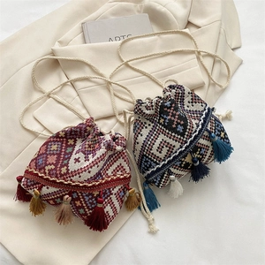Bolso tipo cubo tejido étnico con patrones geométricos y borlas de colores para mujer