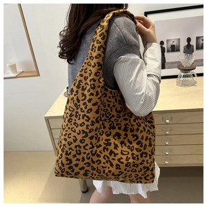 Détail du sac cabas en velours côtelé léopard montrant le tissu texturé et le porté épaule