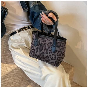Dettaglio della borsa a secchiello leopardata con manico in pelle nera in stile lifestyle