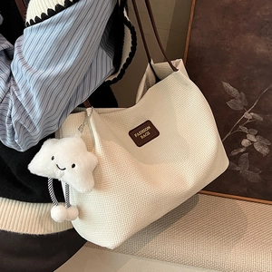 Borsa a Secchiello in Tela da Donna Urban Semplice Grande Capacità Borsa a Spalla Moda Trama a Nido d'Ape Con Ciondolo a Nuvola di Peluche