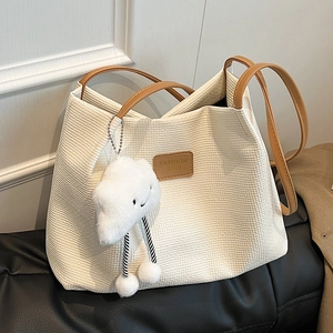 Grande borsa tote intrecciata crema con manici marroni e ciondolo a nuvola da donna