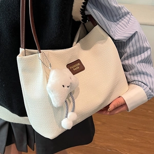 Borsa tote in velluto a coste bianco crema con etichetta in pelle marrone e ciondolo nuvola