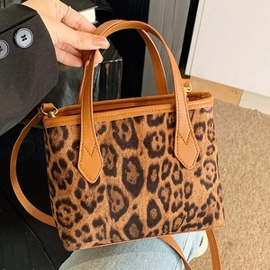 Secchiello alla moda con stampa leopardata, manici in pelle marrone e tracolla