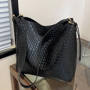Retro black woven leather tote bag with a large capacity and cross-weave pattern