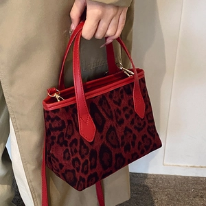 Borsa leopardata alla moda con finiture in pelle rossa e dettagli in metallo dorato