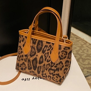 Secchiello alla moda con stampa leopardata, manici in pelle marrone e tracolla regolabile
