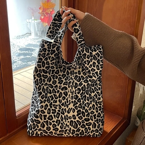 Large capacity tote bag with leopard print in stylish canvas material for daily commute