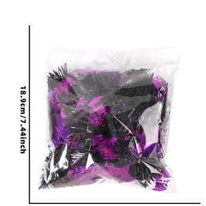 Détail de sequins chauve-souris mauves et guirlande noire pour décoration d'Halloween