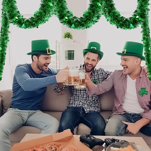 Ghirlanda verde e accessori a trifoglio per la festa di San Patrizio e decorazioni
