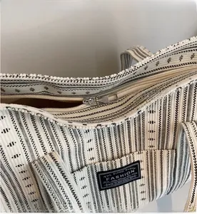 Gros plan sur la fermeture éclair en métal et le tissu tissé du grand sac cabas