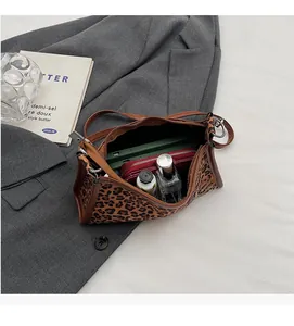 Dettaglio dell'interno spazioso e della chiusura lampo della borsa leopardata vintage