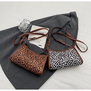 Dettaglio di borse a tracolla leopardate in marrone e grigio con spalline in pelle