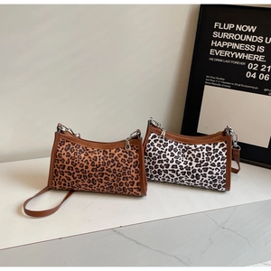 Dettaglio di borse a tracolla leopardate marroni e bianche con finiture in pelle e fibbie argento