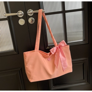 Detailansicht der rosa Nylon-Tragetasche mit karierter Schleife und B-Buchstabenschnalle