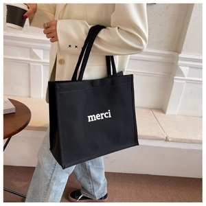 Borsa tote minimalista in tela nera con scritta merci bianca per lo stile quotidiano