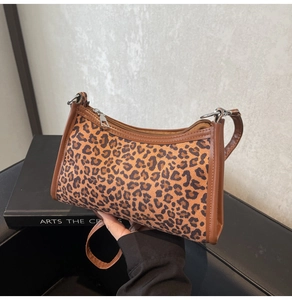 Dettaglio della borsa sottobraccio leopardata con finiture in ecopelle e zip argento