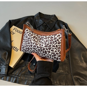 Dettaglio borsa leopardata con finiture in pelle vintage e cerniera in metallo argentato