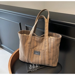 Détail du sac cabas vintage en toile à rayures marron avec étiquette tissée Fashion