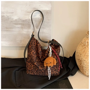 Détail du sac cabas imprimé léopard avec charm ours en peluche et cordon tressé