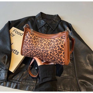 Dettaglio della borsa leopardata con finiture in pelle marrone e metallo argento