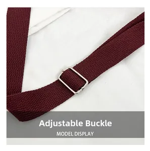 Vue macro d'une boucle réglable argentée sur une bandoulière tissée rouge foncé