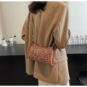 Vista dettagliata della borsa a spalla con stampa leopardata indossata con blazer marrone