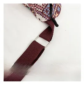Détail macro de la sangle bordeaux et du tissu à motifs géométriques avec boucle argentée