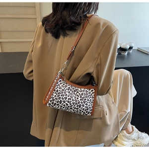 Dettaglio della trama leopardata con bordo marrone e cerniera in metallo argento