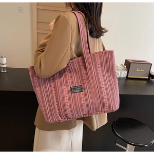 Détail du grand sac cabas en velours côtelé rose avec étiquette fashion chic
