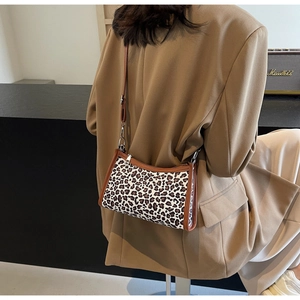 Vista dettagliata della borsa a spalla leopardata con finiture in pelle marrone