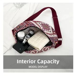Détail de la capacité interne du sac bandoulière tissé ethnique avec sa sangle