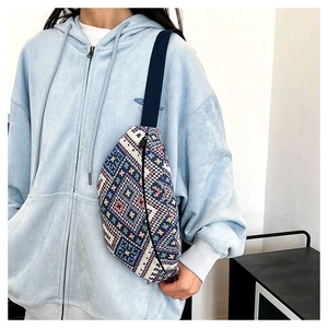 Détail du sac banane tissé bohème aux motifs géométriques colorés en losanges
