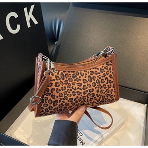 Dettaglio della borsa leopardata con finiture in pelle marrone e metallo argentato