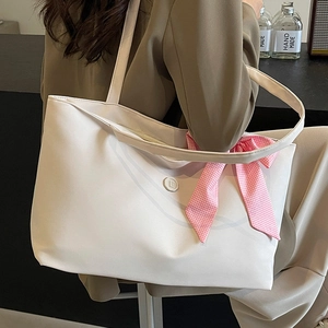 Große beige Tragetasche für Damen mit rosa Karoschleife und Metall-E-Logo