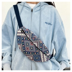 Vue détaillée d'un sac banane pour femme avec des motifs géométriques ethniques colorés