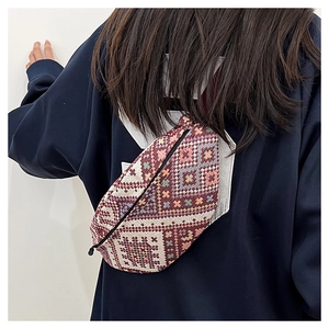 Détail du sac à bandoulière tissé de style ethnique aux motifs colorés