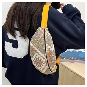 Gros plan du sac bandoulière bohème tissé avec motifs géométriques et sangle jaune