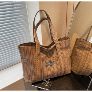 Détail d'un sac cabas en velours côtelé marron avec rayures et étiquette de mode