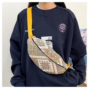 Gros plan du sac bandoulière ethnique en jacquard avec motifs et sangle jaune