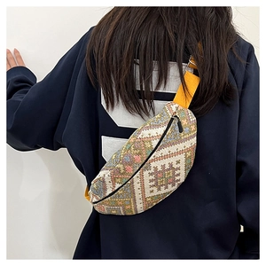 Détail d'un sac banane bohème en tricot avec motif géométrique et bandoulière jaune