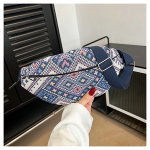 Détail du sac banane tissé coloré avec motif géométrique et bandoulière en nylon