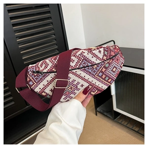 Détail d'un sac banane bohème en jacquard géométrique avec bandoulière réglable bordeaux