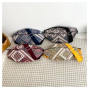 Vue détaillée de sacs bananes ethniques en quatre couleurs avec sangles en toile
