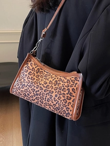 Elegante borsa a tracolla leopardata da donna con finiture in pelle marrone e dettagli in metallo