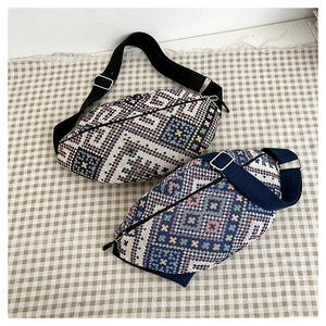 Détail de sacs banane tissés aux motifs géométriques avec sangles réglables